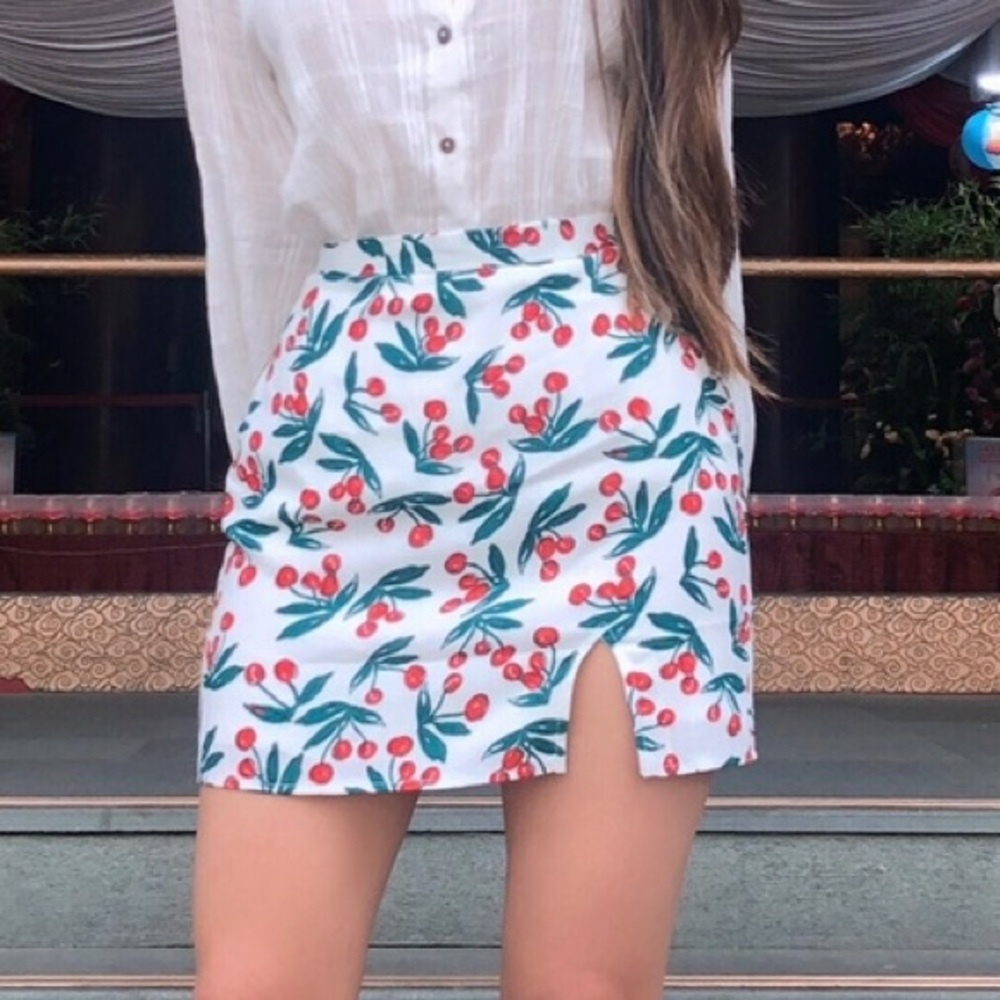 Verge girl Cherry Print Mini side slit Skirt